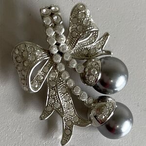 Silver rhinestone bow brooch with faux black pearls. Very elegant.